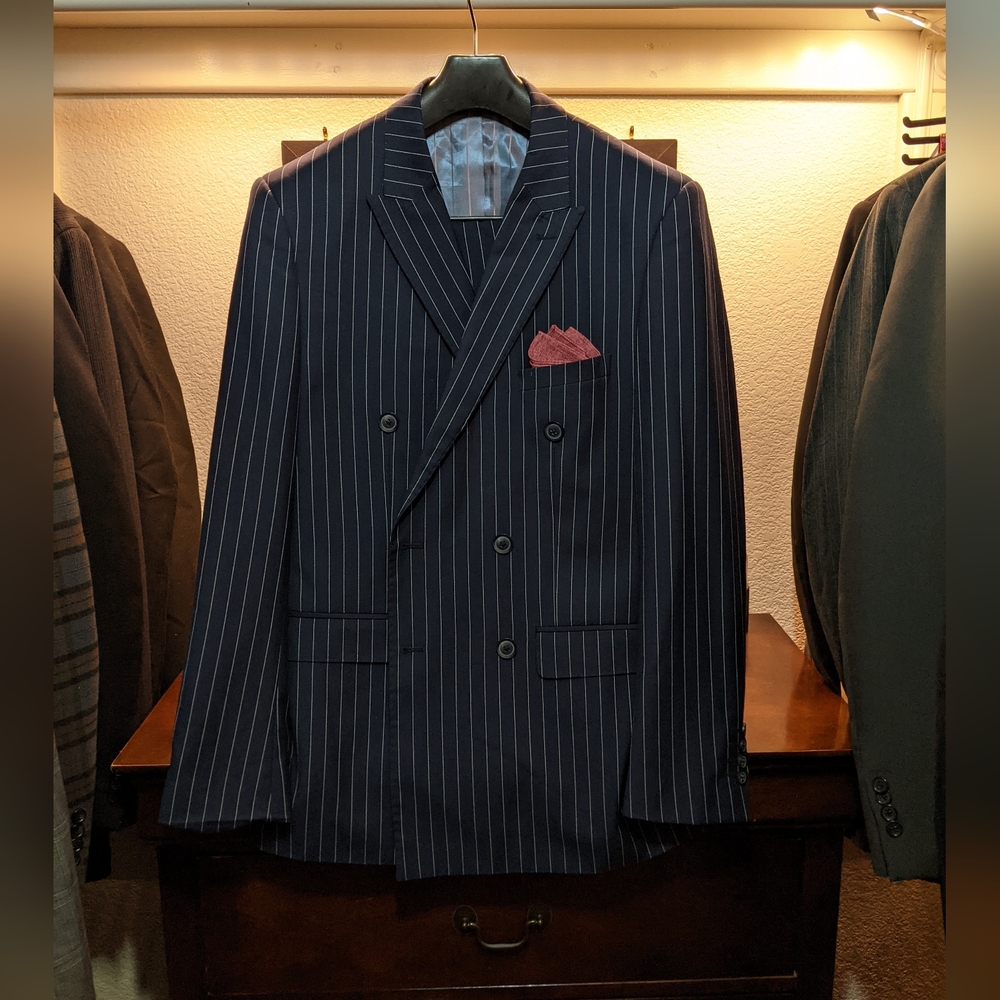 Braveman -Navy Blue Pinstripe, Double-Breasted, Peak Lapel suit -Size 40R